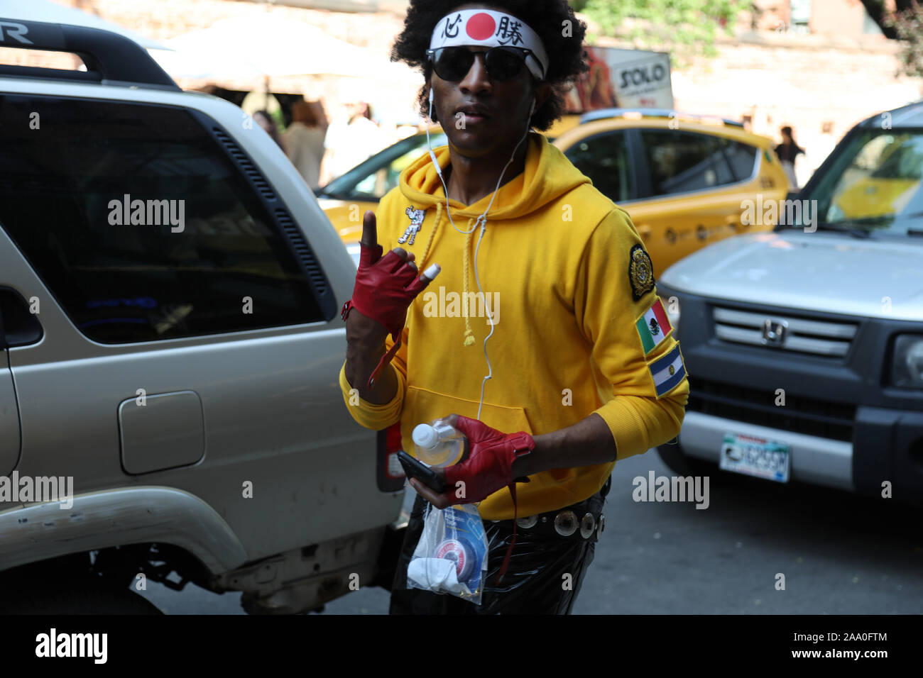 Un rouleau à la mode patineur sur Rues de Nolita, Manhattan, New York Banque D'Images