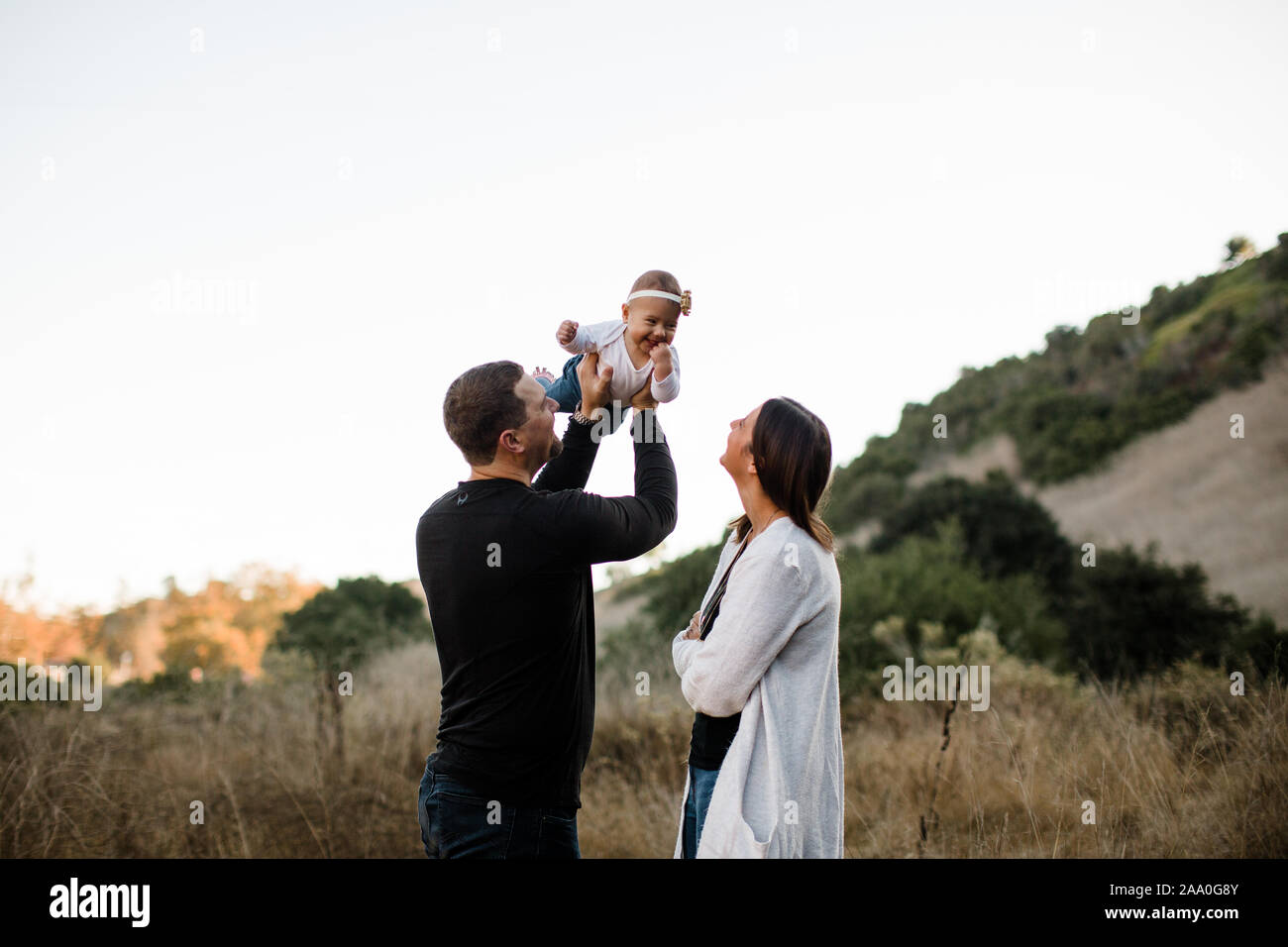 Papa Maman Bebe Fille De Levage Comme Les Montres Et Les Smiles Photo Stock Alamy Papa Maman Bebe Fille De Levage Comme Les Montres Et Les Smiles Photo Stock Alamy