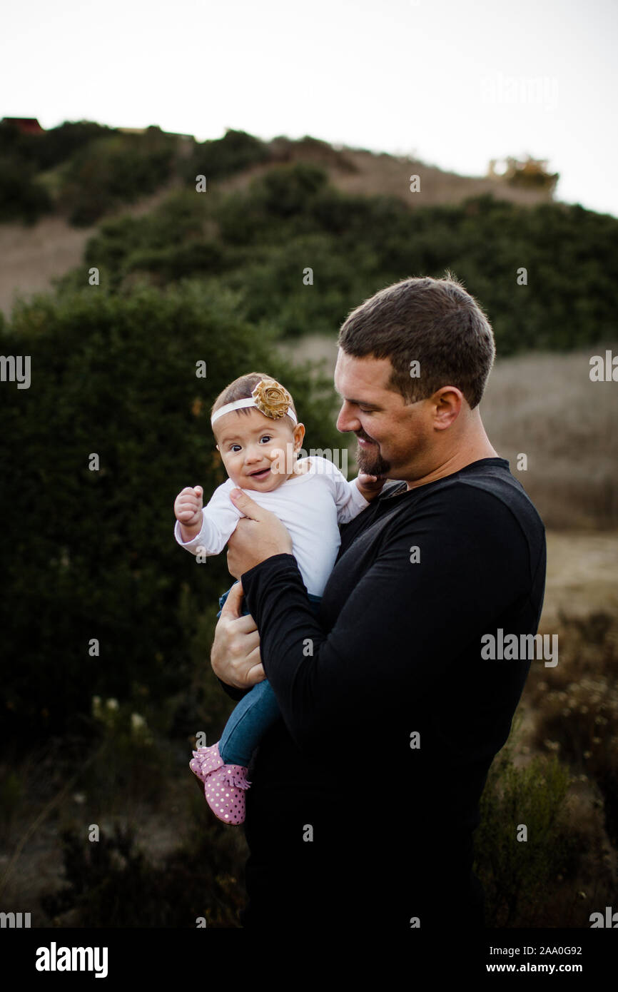 Etreindre Papa Bebe Bebe Comme Camera Regarde Photo Stock Alamy