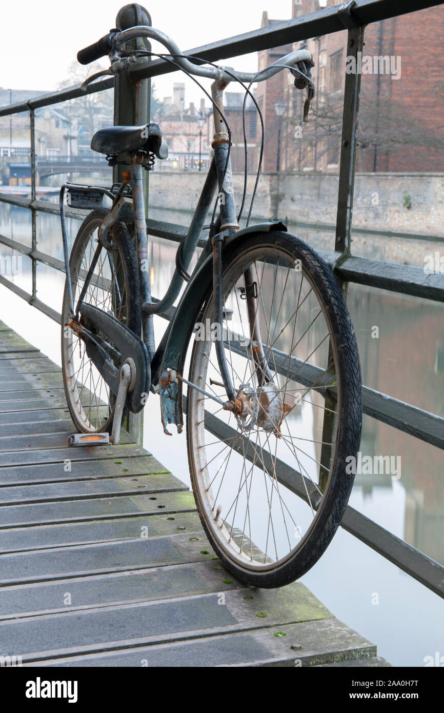 Vieux vélo de Cambridge enfermé à côté de River Cam, Cambridge, Royaume-Uni Banque D'Images