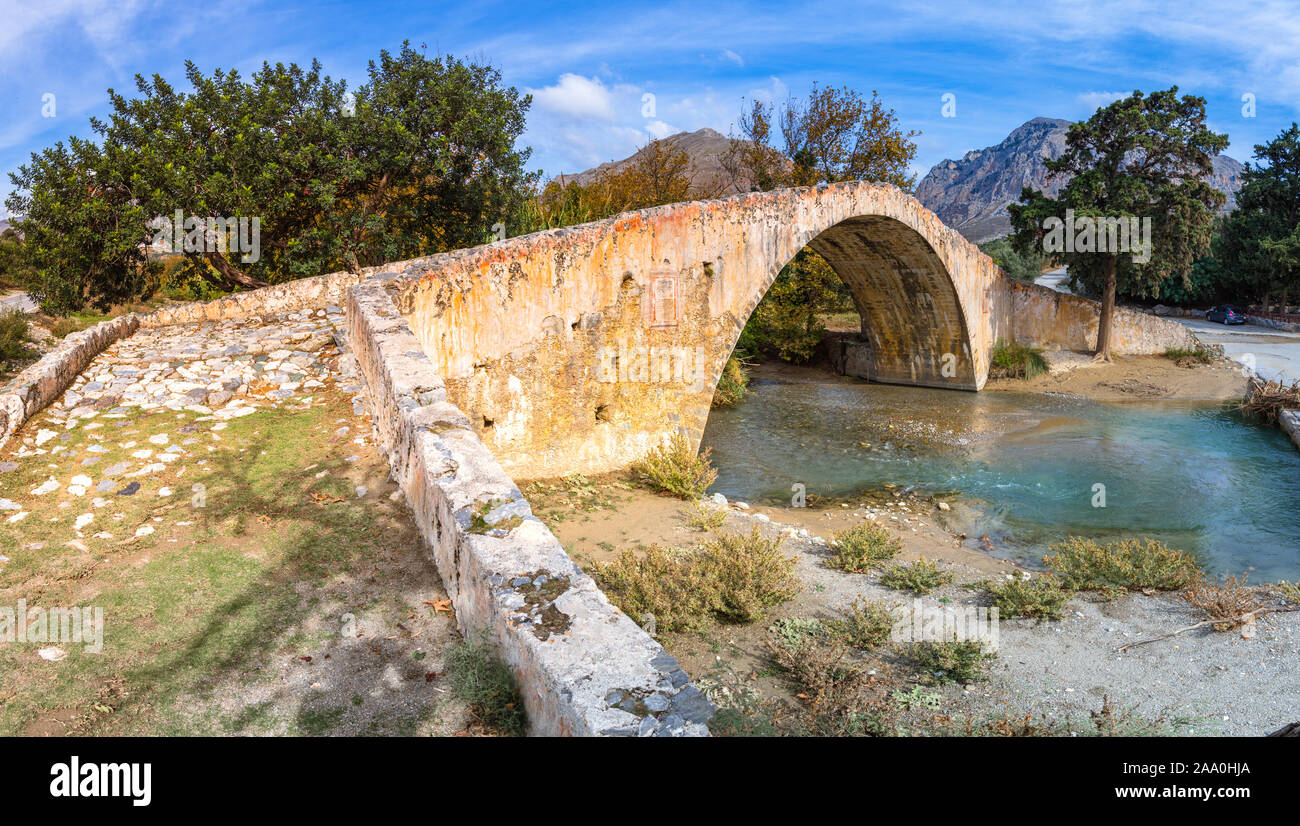 Panorama de la rivière kourtaliotis et une arche de pierre pont à Preveli, Crète, Grèce Banque D'Images