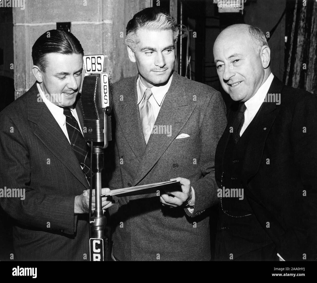 LAURENCE OLIVIER dans le costume comme Maxim de Winter sur franc jeu faisant entrevue radiophonique pour CBS Radio avec Cecil B. DeMILLE pendant le tournage de Rebecca 1940 réalisateur alfred hitchcock roman Daphné du Maurier producteur David O. Selznick Selznick International Pictures / United Artists Banque D'Images