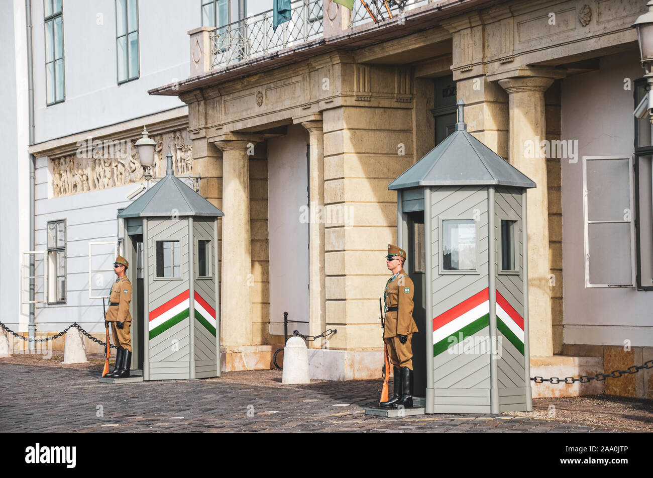 Paris, France - Nov 6, 2019 : Château de gardiens dans le palais présidentiel, les hongrois Sandor Palace. La garde présidentielle armés en uniforme debout en face de l'immeuble. Les gardes d'honneur. Banque D'Images