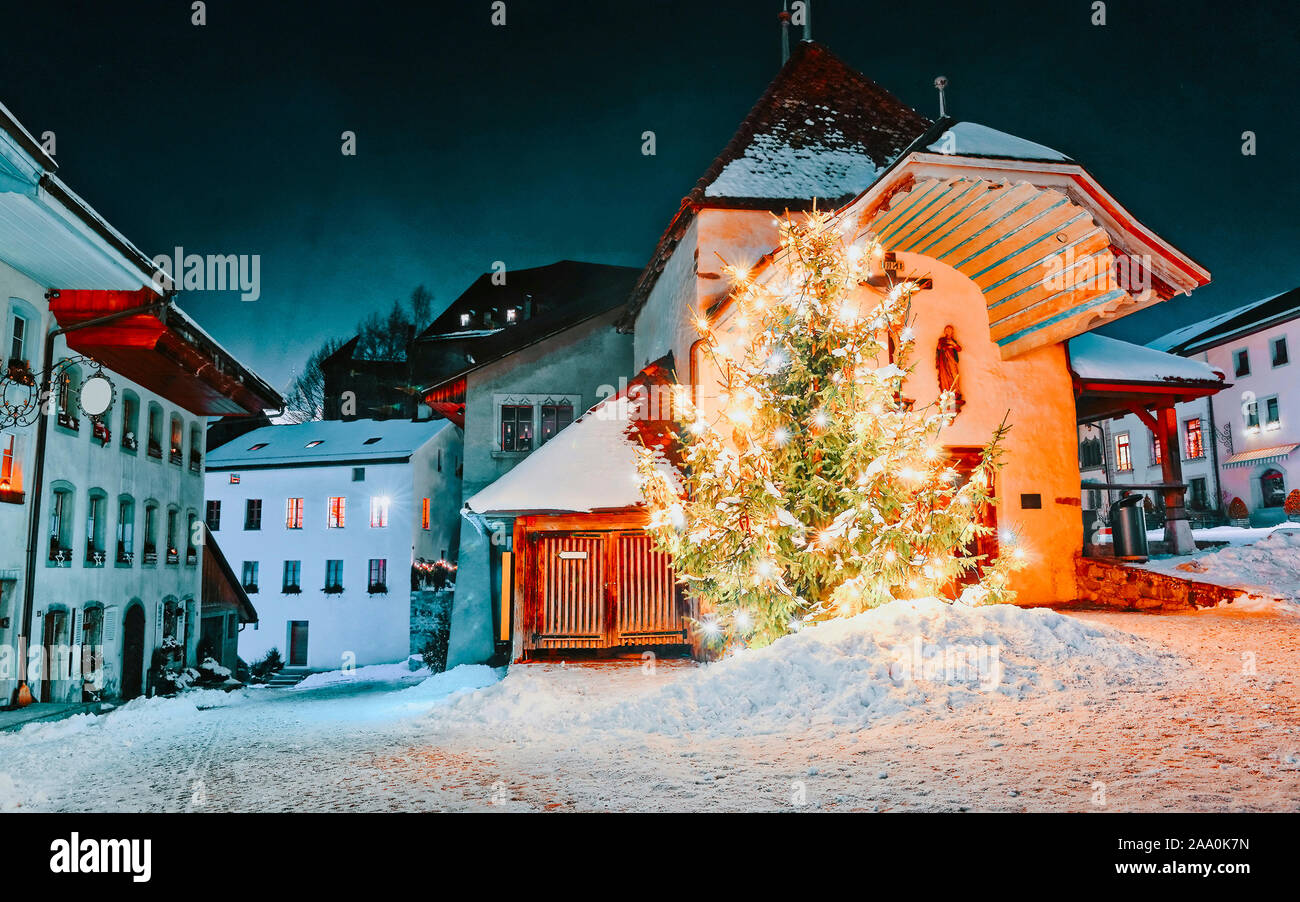 Vue de nuit sur la rue de l'arbre de Noël illuminé de Gruyeres nouveau Banque D'Images