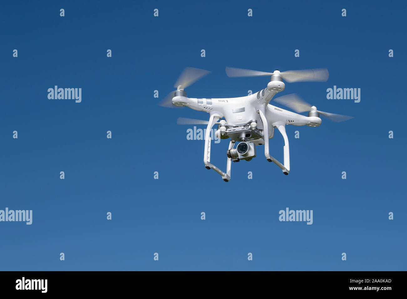 Caméra Drone en vol contre un ciel bleu clair. Banque D'Images