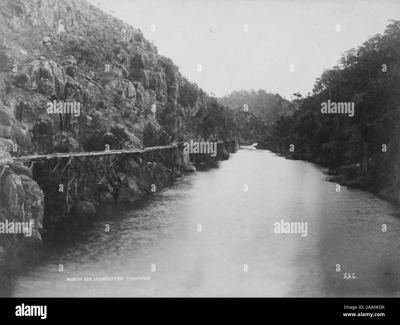 Photographie en noir et blanc d'une gorge étroite de la rivière North Esk près de Launceston, Tasmanie, Australie, par le photographe Frank Coxhead, 1885. À partir de la Bibliothèque publique de New York. () Banque D'Images