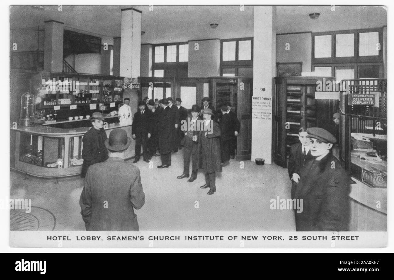 Carte postale gravée d'hommes debout dans le hall de l'hôtel du Seamen's Church Institute de New York et du New Jersey, 25 South Street, Manhattan, New York, 1915. À partir de la Bibliothèque publique de New York. () Banque D'Images