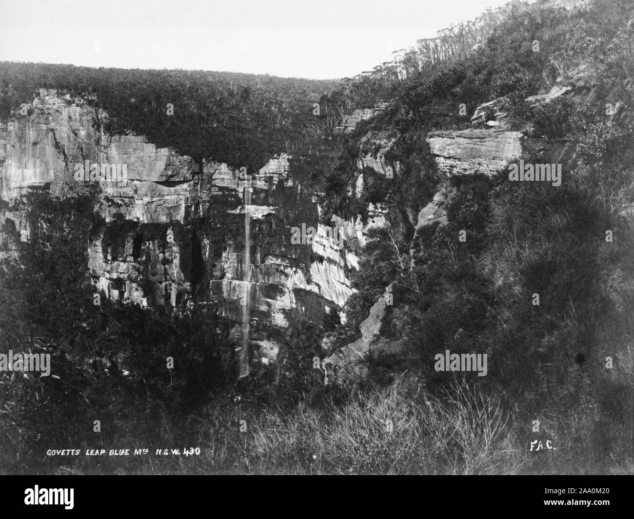 Paysage noir et blanc photographie de Govetts Leap dans la région des Montagnes Bleues de la Nouvelle Galles du Sud, Australie, New York, par le photographe Frank Coxhead, 1885. À partir de la Bibliothèque publique de New York. () Banque D'Images