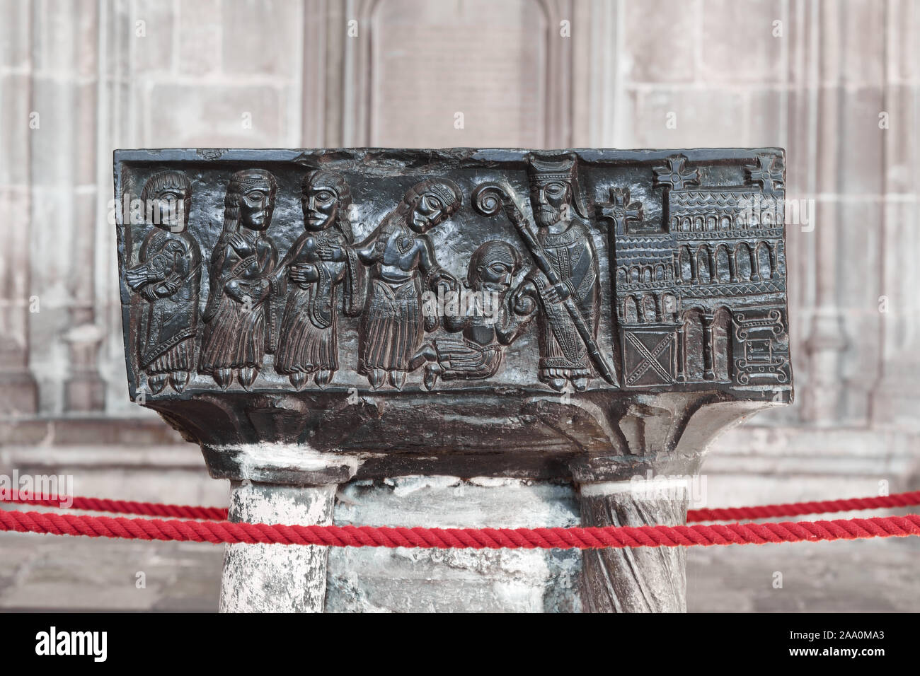 Douzième siècle font de Tournai en noir, avec des gravures de saint Nicolas (santa claus), dans la cathédrale médiévale à la Winchester, Banque D'Images