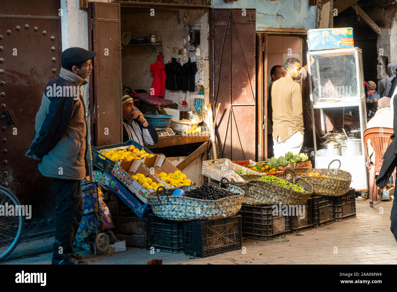 Fes, Maroc. 9 novembre 2019, les vendeurs de fruits. dans la rue de la médina Banque D'Images