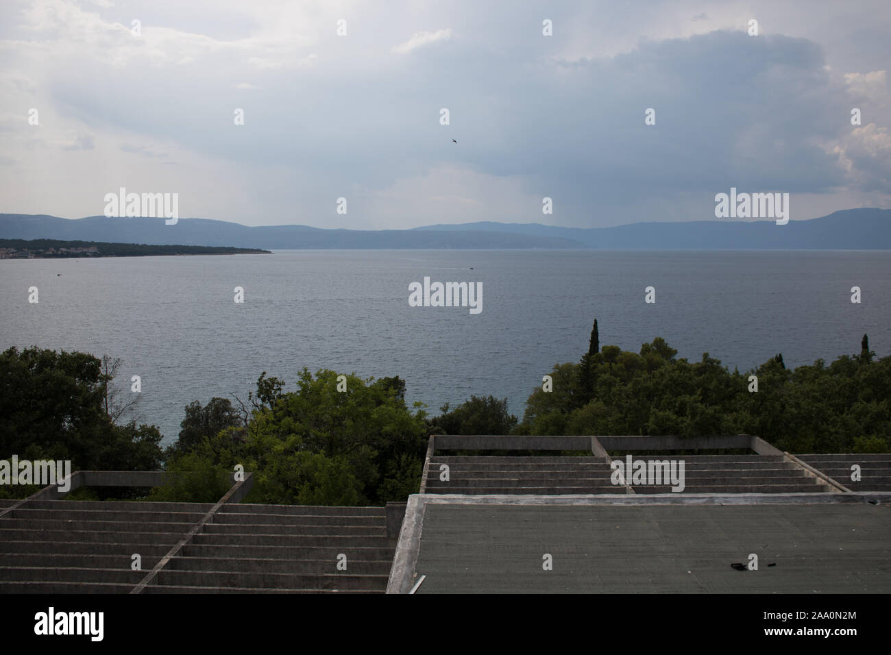 Krk, Croatie, 12 juillet 2019 : abandonnés et détruits hôtel de luxe Palace Haludovo à Malinska, île de Krk, Croatie. Dans les années 1970 et 1980, il a été le Banque D'Images