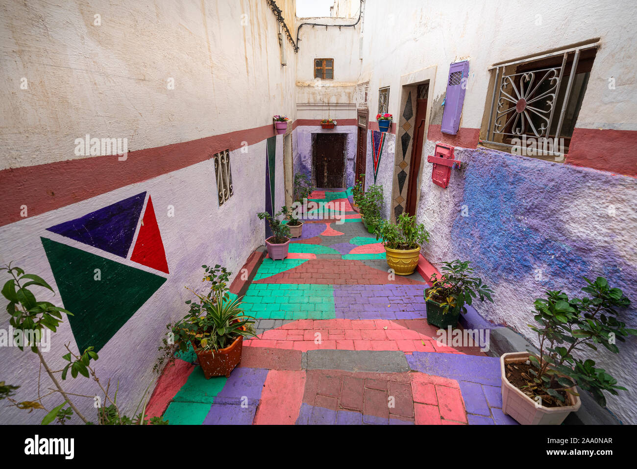 Fes, Maroc. Le 9 novembre 2019. Les couleurs des murs des maisons anciennes dans l'ancien quartier juif Banque D'Images