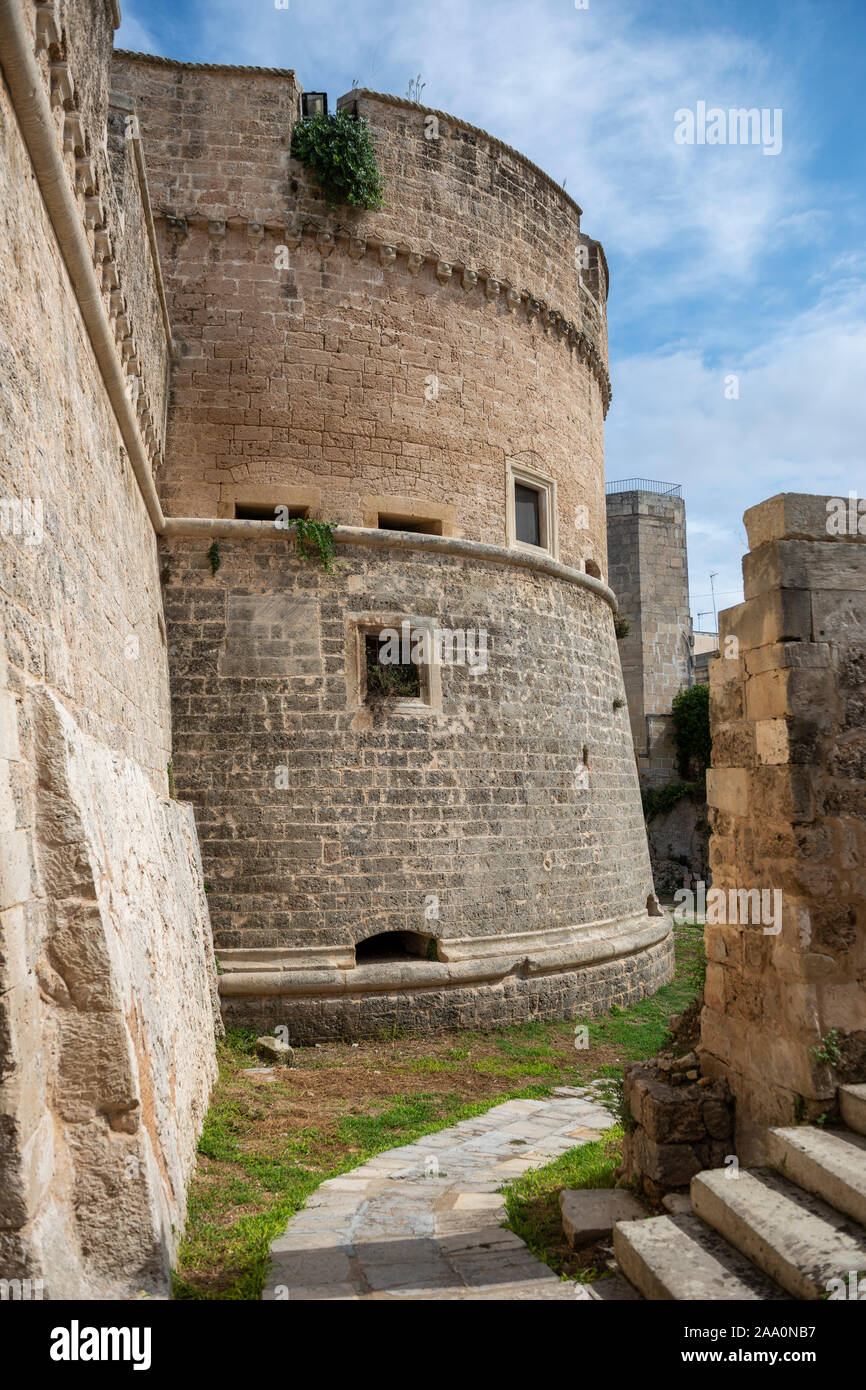 Les murs extérieurs et la tour vue de douves du château de' Monti à Corigliano d'Otranto, Pouilles (Puglia) dans le sud de l'Italie Banque D'Images