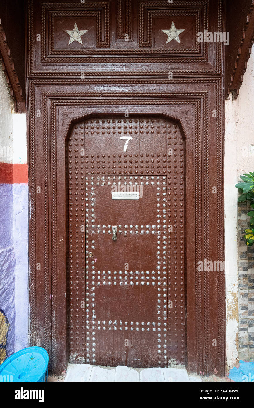 Fes, Maroc. Le 9 novembre 2019. détail des portes d'entrée en bois des vieilles maisons dans le quartier juif finement décoré Banque D'Images