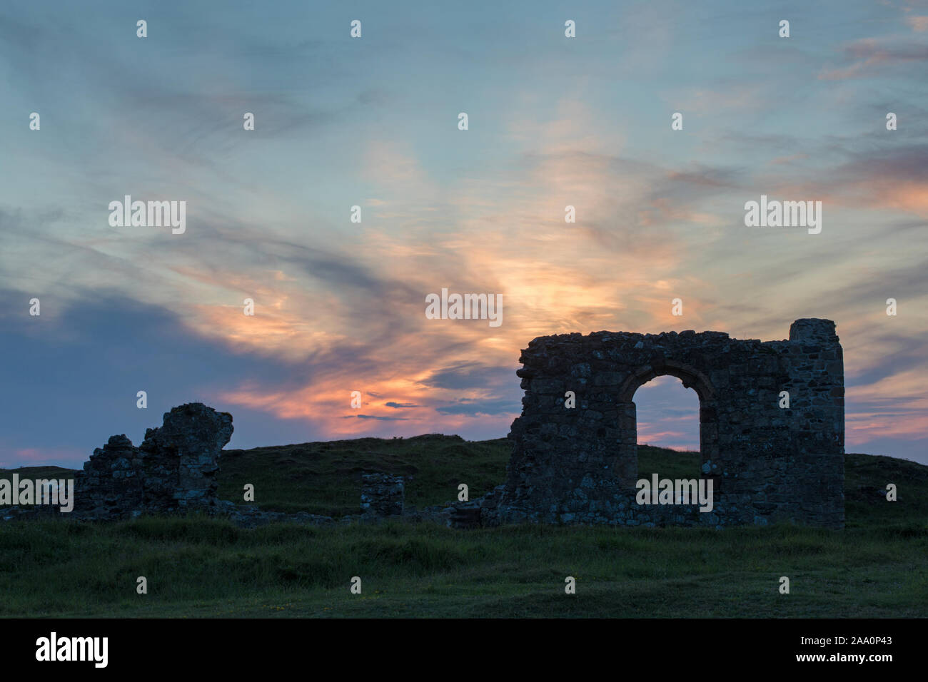 L'abbaye en ruine, l'île Llanddwyn, Anglesey, au nord du Pays de Galles Banque D'Images