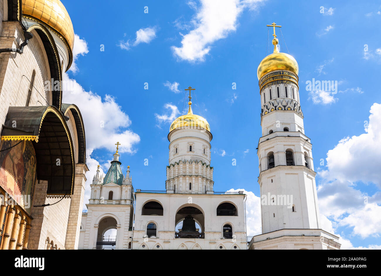 Dômes dorés des anciens Ivan le Grand clocher et de prise du beffroi de Kremlin de Moscou, Russie Banque D'Images