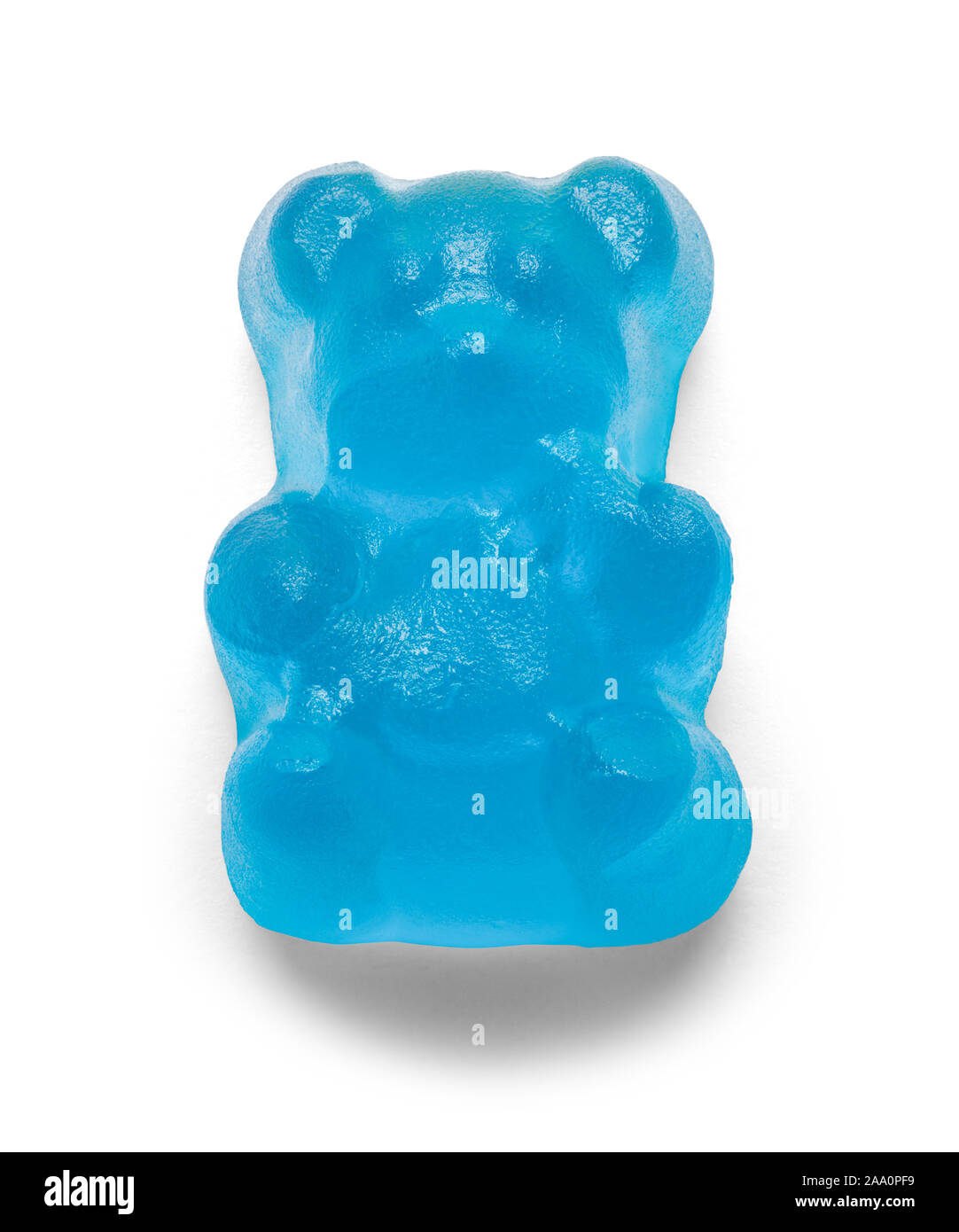 Un seul Gummy Bear bleu isolé sur fond blanc. Banque D'Images