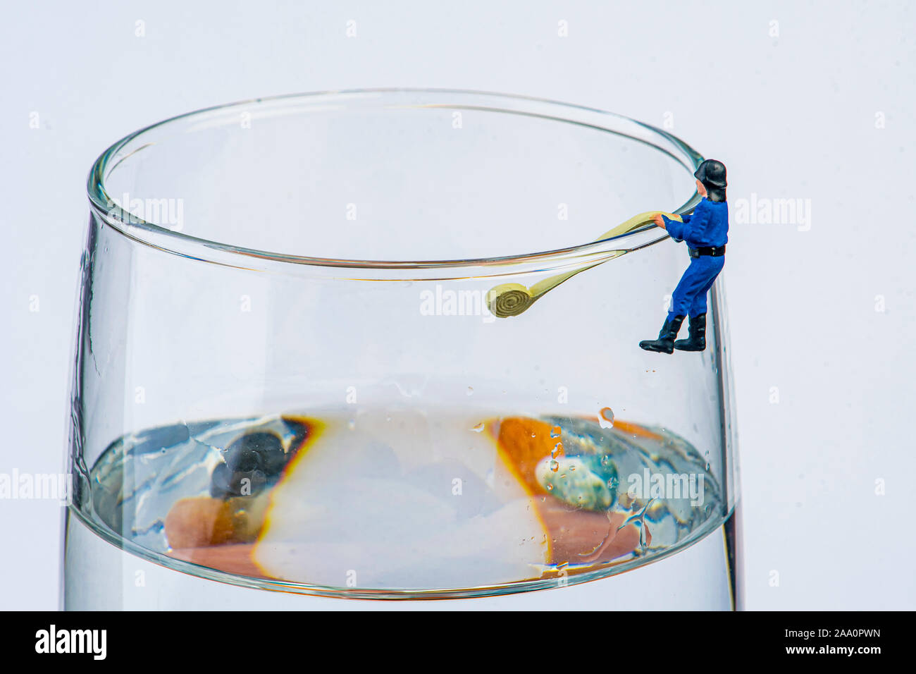 Mini figure pompier sur verre Banque D'Images