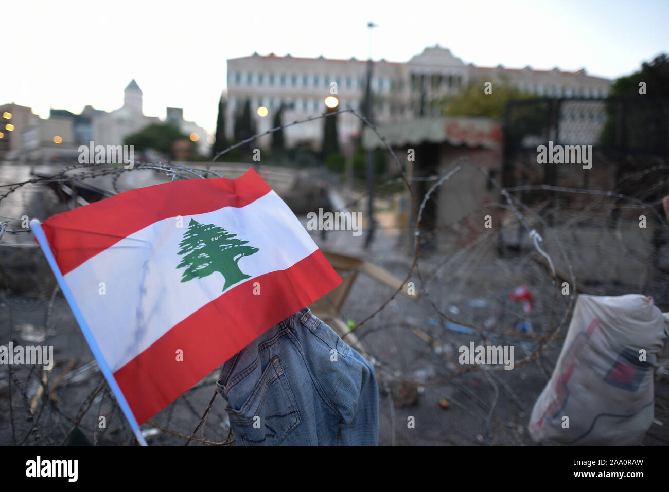 *** Strictement AUCUNE VENTES À DES MÉDIAS OU DES ÉDITEURS FRANÇAIS *** 17 novembre 2019 - Beyrouth, Liban : des milliers de manifestants se rassemblent sur la Place des Martyrs pour célébrer un mois depuis le début de la révolution libanaise. Banque D'Images
