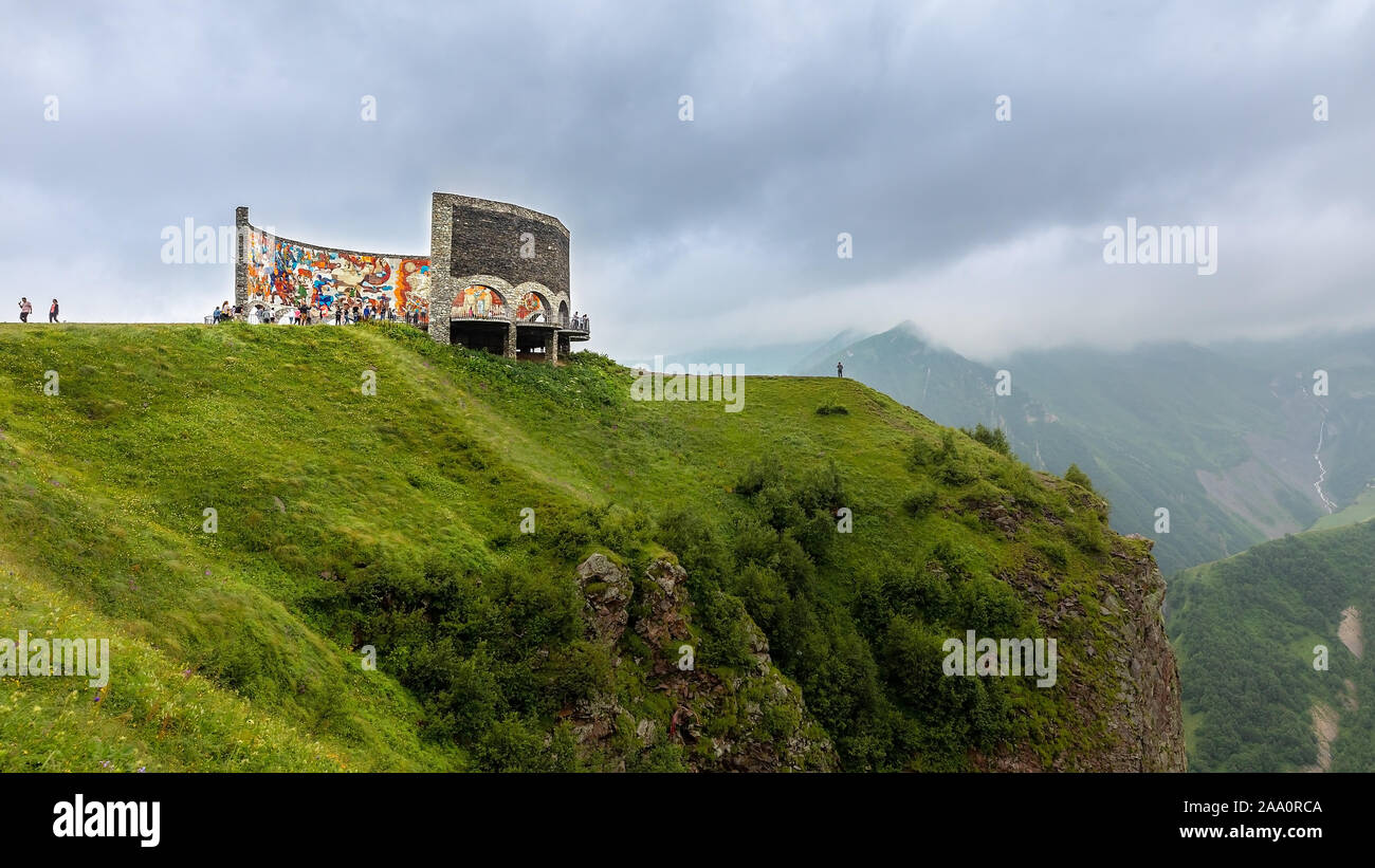 Gudauri, Géorgie - 23 juillet, 2019 ; la Russie et la Géorgie ou traité de l'amitié est un grand monument Georgievsk rond de pierre et de béton structur Banque D'Images