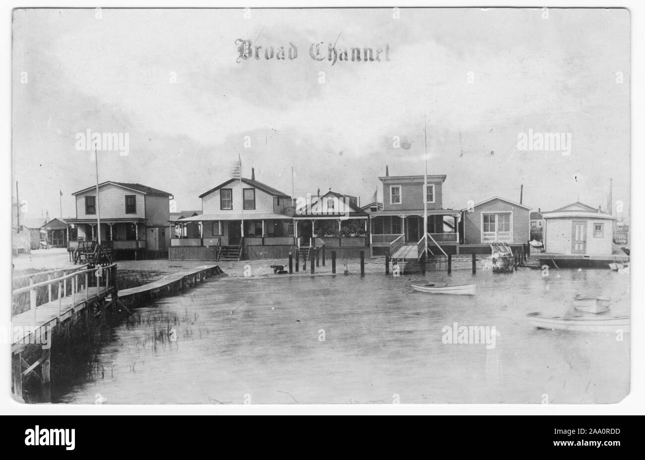 Carte postale gravé de la grande jetée de canal, avec une rangée de maisons au bord de l'eau et quelques bateaux dans l'eau, Queens, New York, 1911. À partir de la Bibliothèque publique de New York. () Banque D'Images