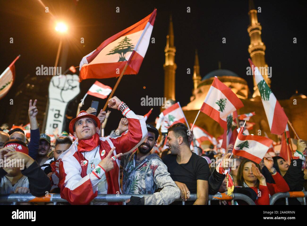 *** Strictement AUCUNE VENTES À DES MÉDIAS OU DES ÉDITEURS FRANÇAIS *** 17 novembre 2019 - Beyrouth, Liban : des milliers de manifestants se rassemblent sur la Place des Martyrs pour célébrer un mois depuis le début de la révolution libanaise. Banque D'Images