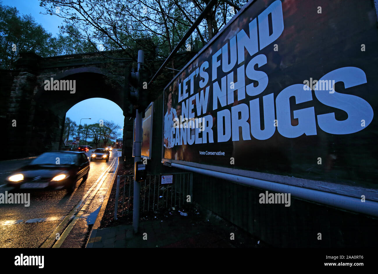 Vous permet de financer de nouveaux médicaments contre le cancer, NHS Conservateur Conservateur promesse électorale, sur la rue poster,David Cameron, Latchford, Warrington, Cheshire, Royaume-Uni Banque D'Images
