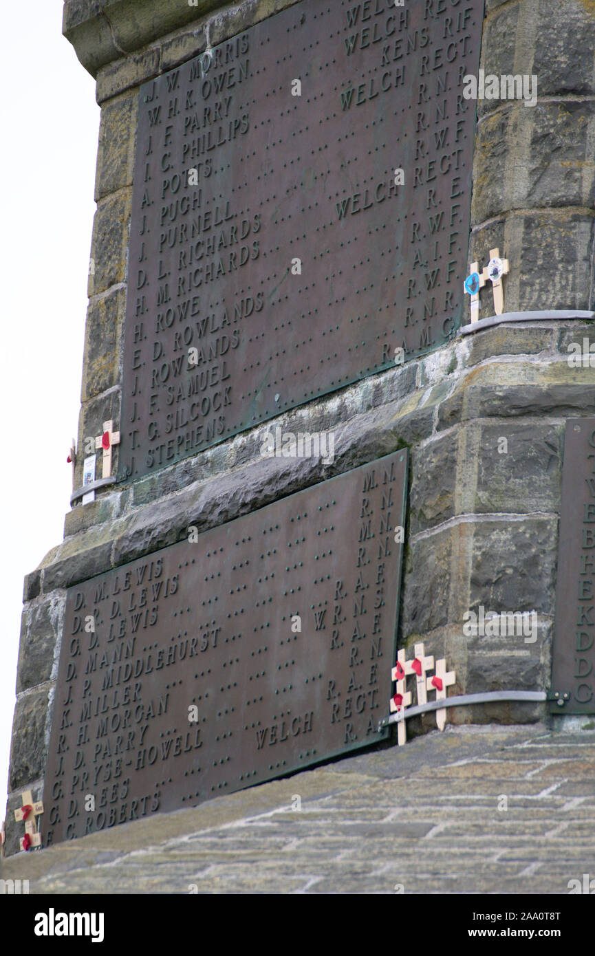 Aberystwyth, Ceredigion/UK 13 Novembre 2019 : croix de bois sur l'Aberystwyth War Memorial à Castle Point. Banque D'Images