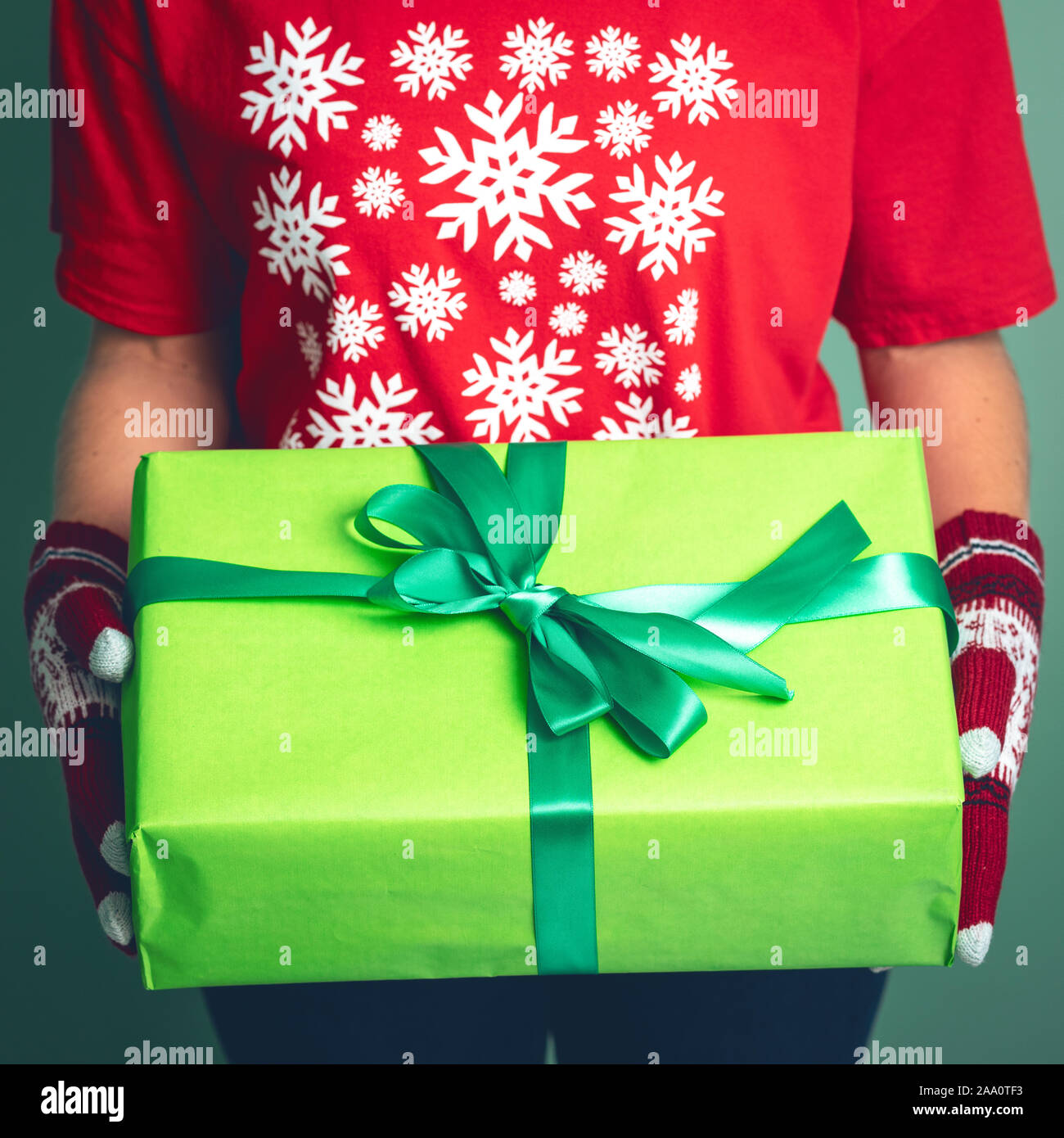 Girl holding une boîte avec un cadeau pour Noël 2019. Banque D'Images