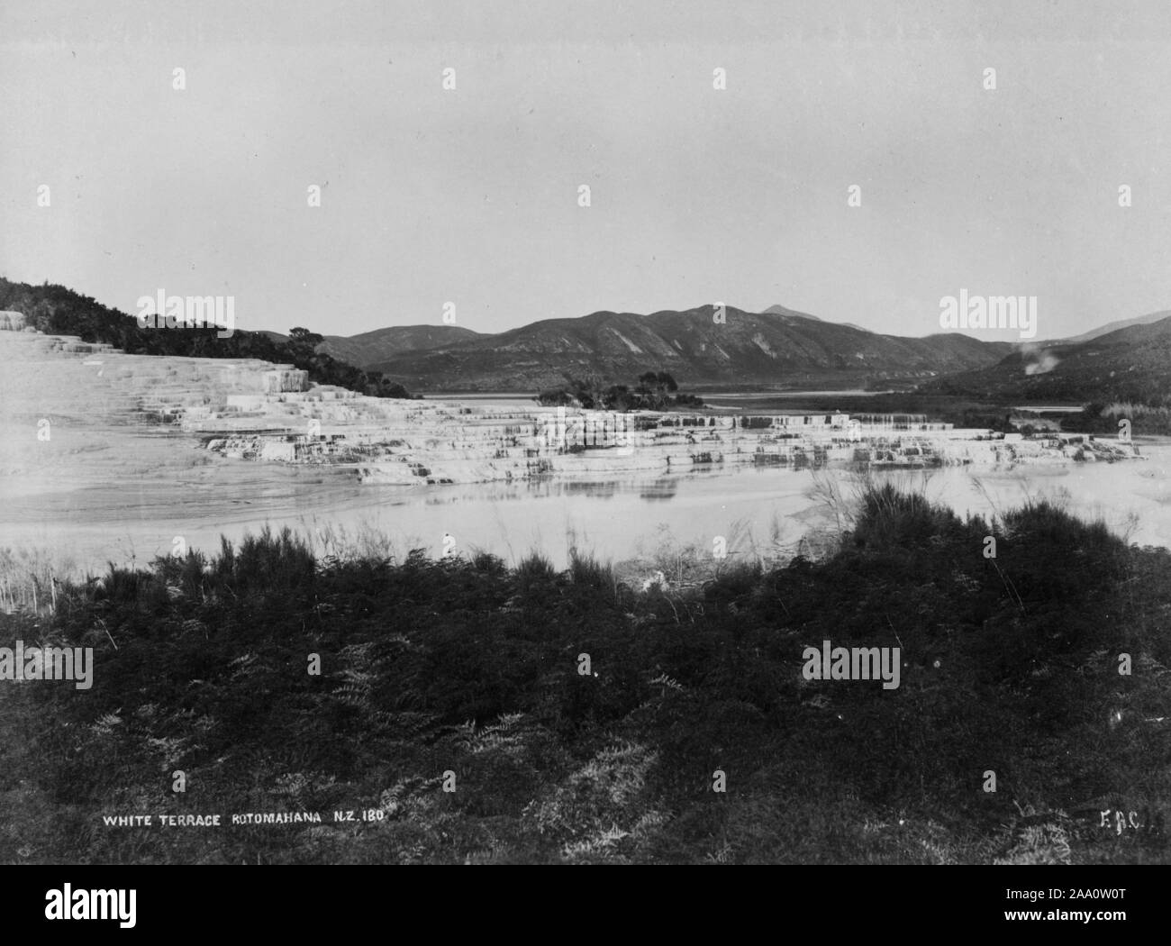 Paysage noir et blanc photographie de la terrasse, d'un blanc-tuf siliceux au Lac Rotomahana, Nouvelle-Zélande, par le photographe Frank Coxhead, 1885. À partir de la Bibliothèque publique de New York. () Banque D'Images