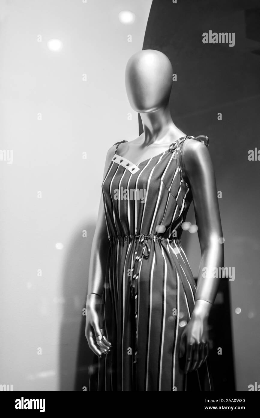 Mannequin debout dans l'affichage de la fenêtre du magasin de vêtements décontractés pour femmes. Close-up d'un mannequin en plastique. Noir et blanc. Banque D'Images
