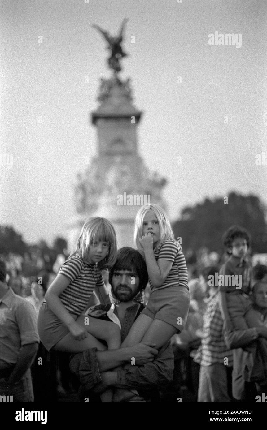 Jubilé d'argent de la reine Elizabeth, des foules se rassemblent devant le palais de Buckingham pour applaudir et regarder le feu d'artifice 1978 pour marquer la fin d'une année de célébrations. London UK des années 70. HOMER SYKES Banque D'Images