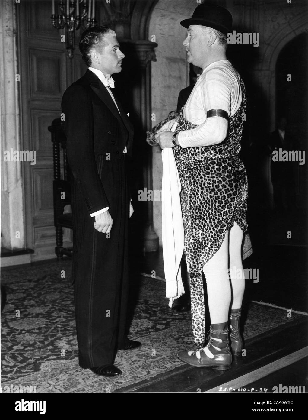 LAURENCE OLIVIER comme Maxim de Winter et Nigel Bruce comme principaux Giles Lacy déguisés sur le plateau pendant le tournage de candide REBECCA 1940 réalisateur alfred hitchcock roman Daphné du Maurier producteur David O. Selznick Selznick International Pictures / United Artists Banque D'Images