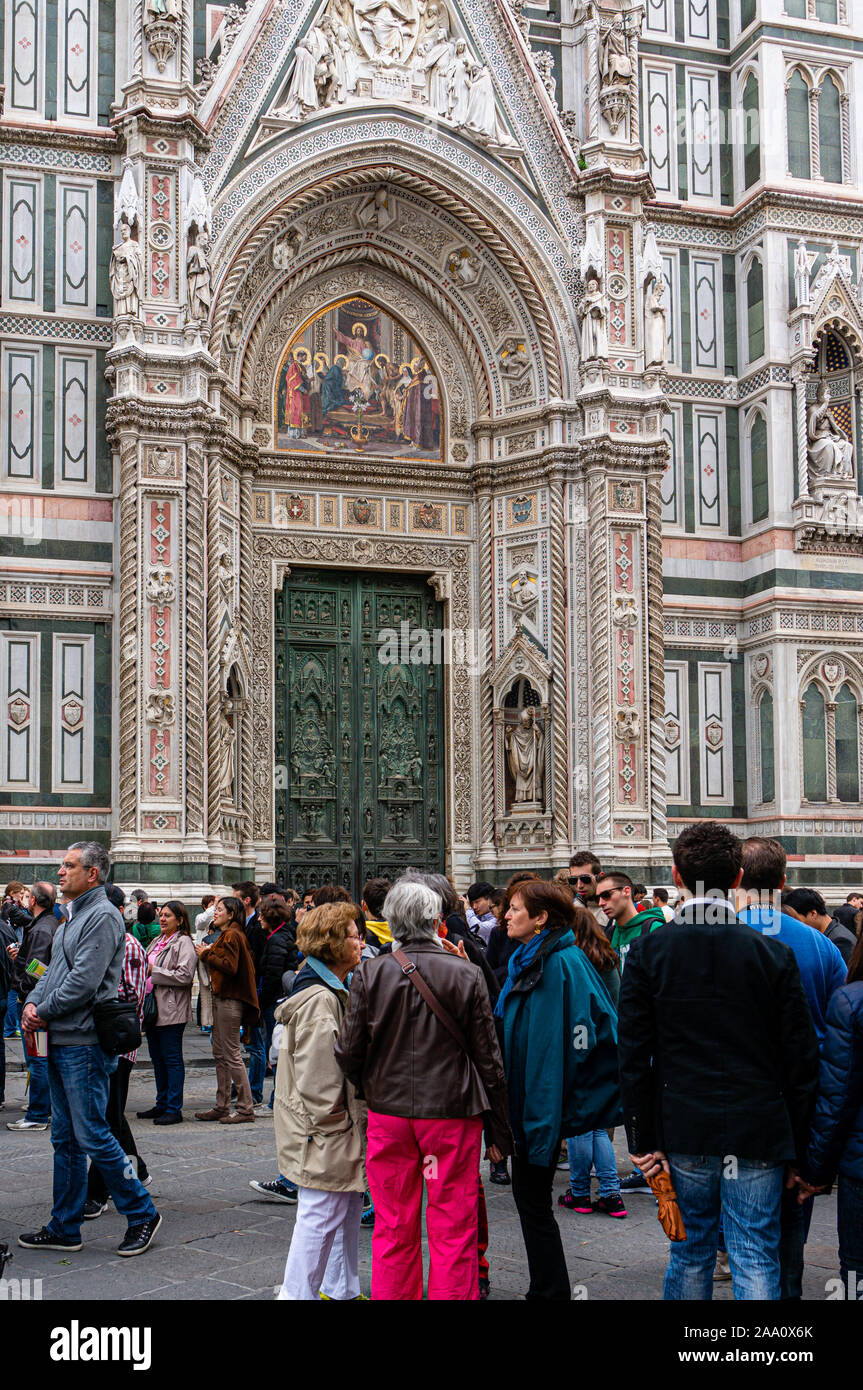 Les gens attendent d'entrer dans la Cattedrale di Santa Maria del Fiore, Florence, Italie Banque D'Images