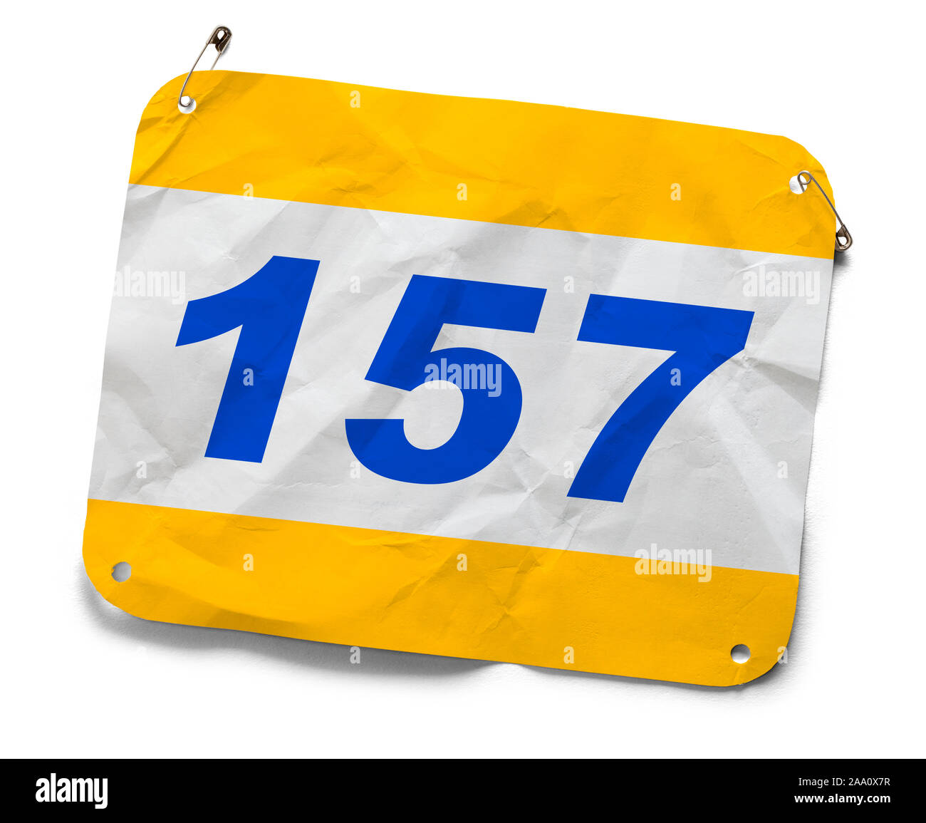 Utilisé froissé Nombre Marathon Bib isolé sur blanc. Banque D'Images
