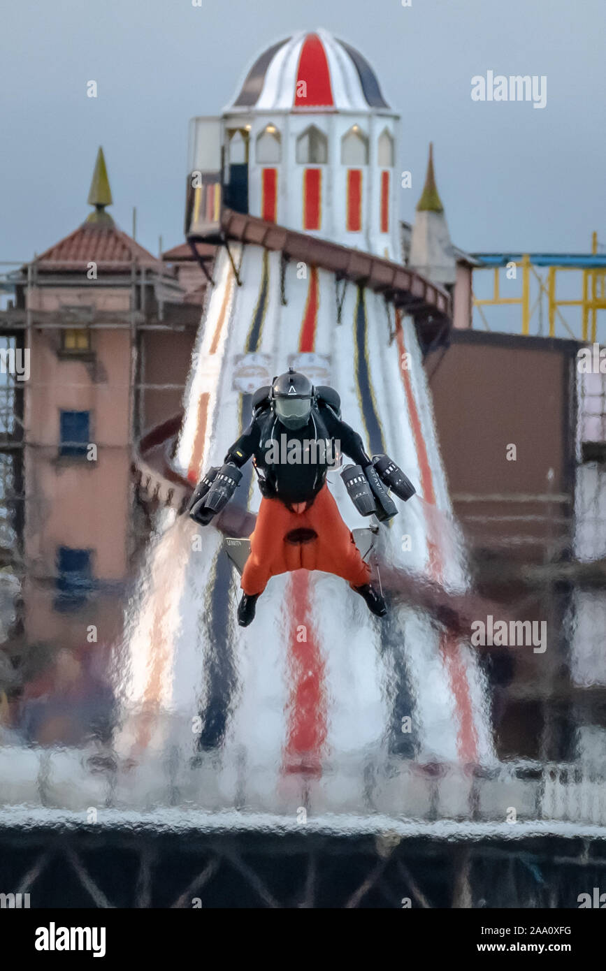 Richard Browning "Iron Man", fondateur de gravité Industries, effectue un vol record dans son corps-à réaction contrôlée plus convenir à la jetée de Brighton. Banque D'Images