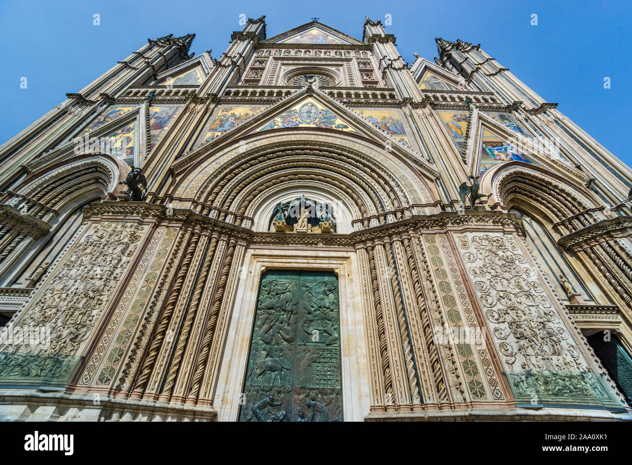 La façade de style gothique toscan de la cathédrale d'Orvieto, l'un des grands chefs-d'oeuvre de la fin du Moyen Âge, Orvieto, Ombrie, Italie Banque D'Images