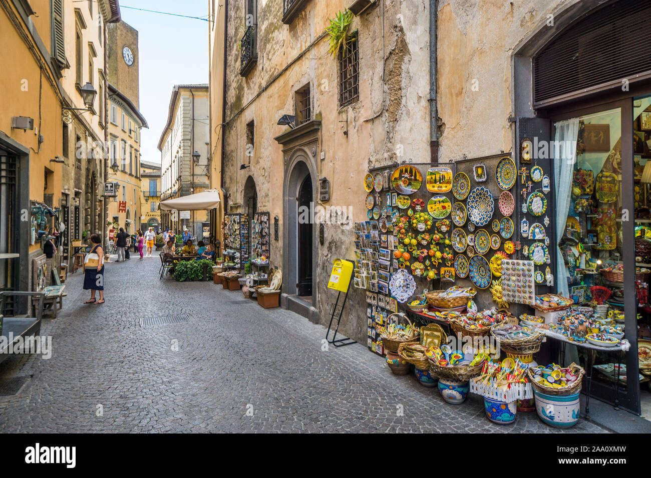Boutiques de souvenirs dans la Via del Duomo Orvieto vente faïence, Orvieto, Ombrie, Italie Banque D'Images