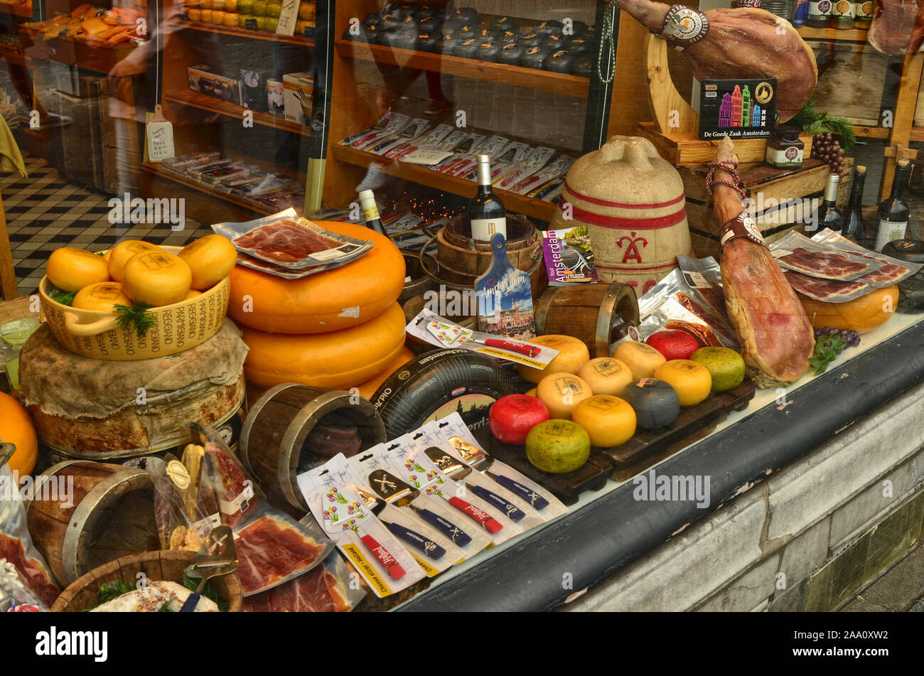 Amsterdam, Hollande. Août 2019. La vitrine d'un traiteur : vous pouvez reconnaître le jambon et le fromage hollandais typique de formes. Banque D'Images