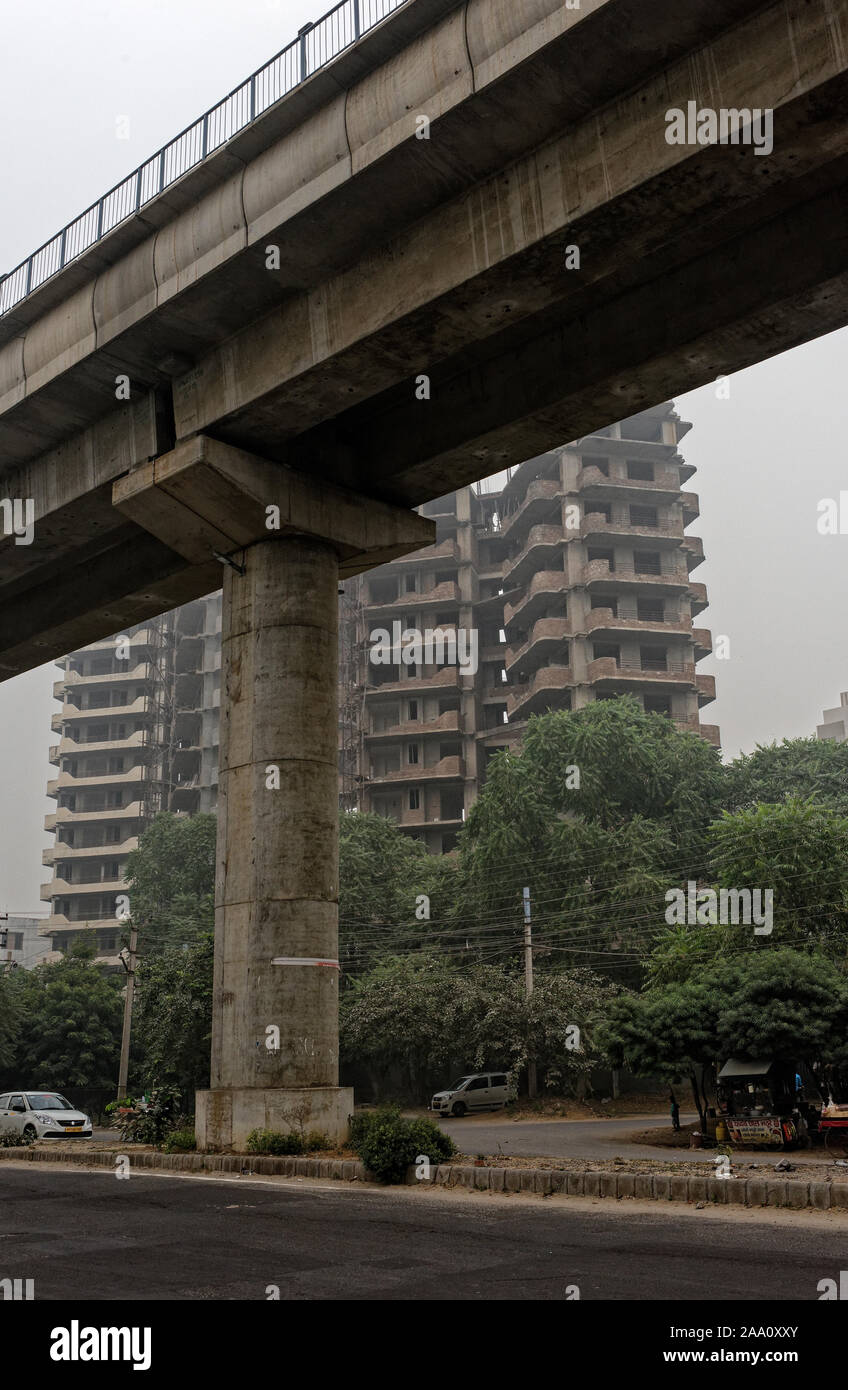 Le trafic routier par et au-dessous de la voie du métro rapide au secteur 55 Gurgaon montrant le malsain smog qui influe sur la santé. Delhi Banque D'Images