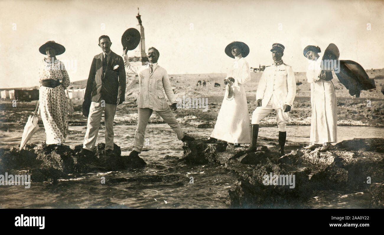 Un groupe d'amis italiens bénéficiant d'eux durant la période coloniale italienne en Libye (à Bengazi, 1920) Banque D'Images