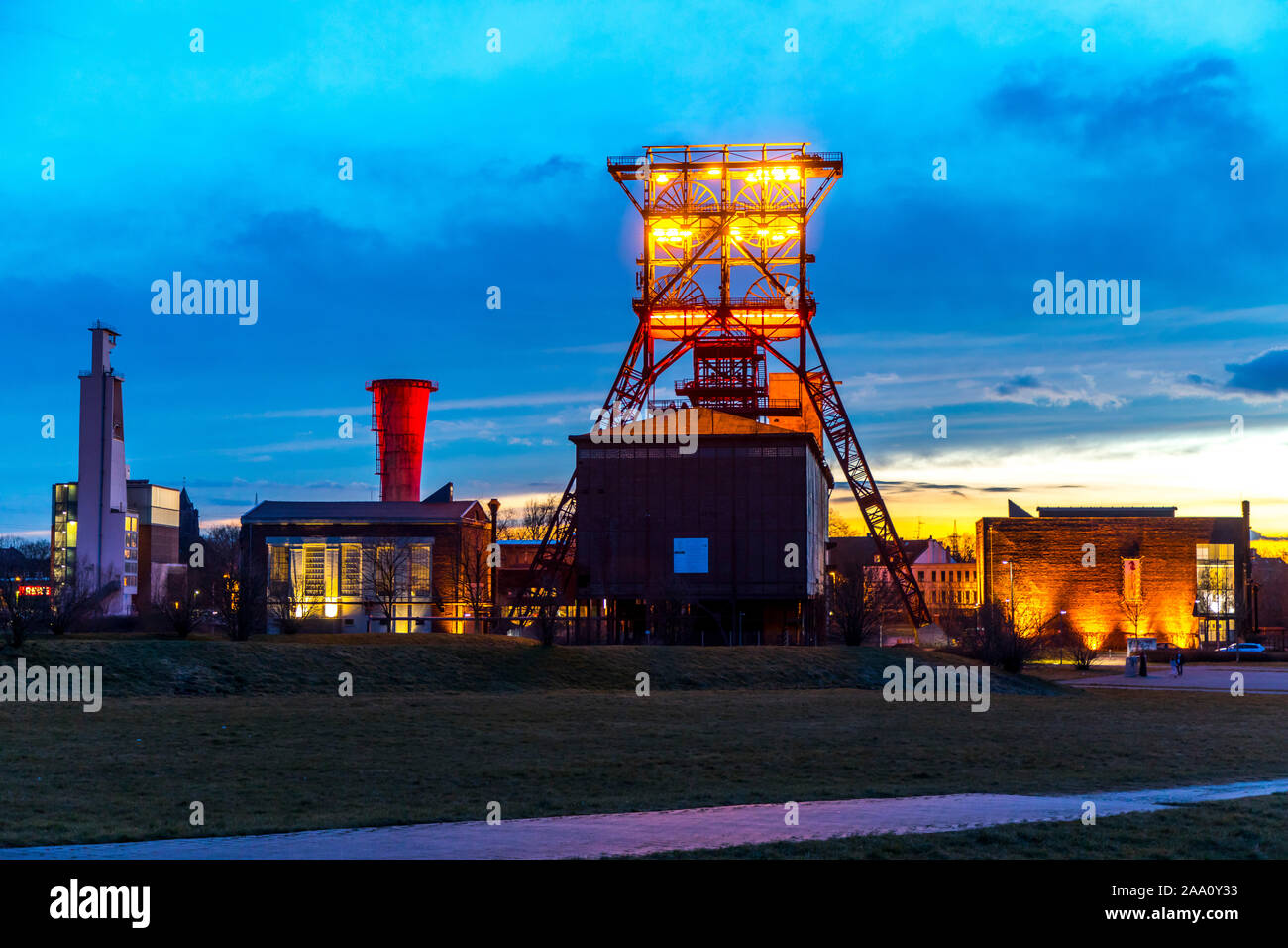 Cadre de fosse de l'ancienne mine de consolidation de l'arbre de l'arbre, 9, Gelsenkirchen, installation lumineuse Consol jaune, sur la gauche du châssis au-dessus de la fosse de béton s Banque D'Images