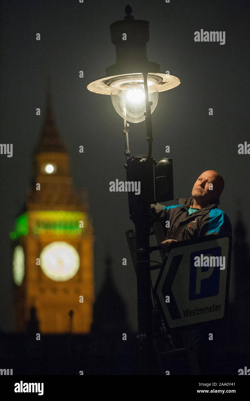 L'une des 1500 lampes à gaz qui restent dans les rues de Londres étant maintenu par l'un des cinq "lamplighters" employé par British Gas, qui s'occupent de les lampes à Westminster. Banque D'Images