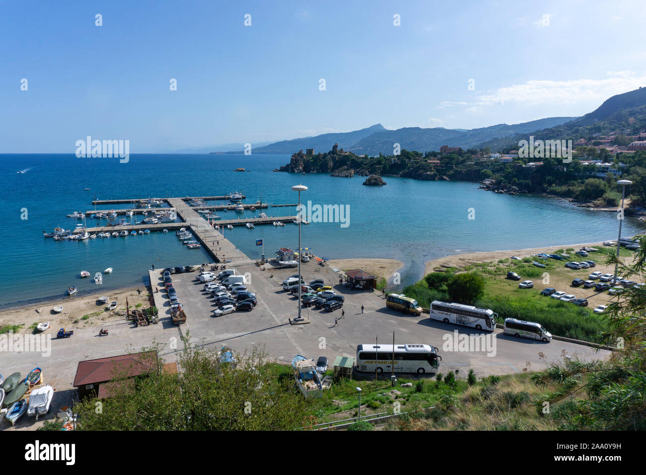 Le bateau de plaisance et le port de Cefalú, en Sicile. Banque D'Images