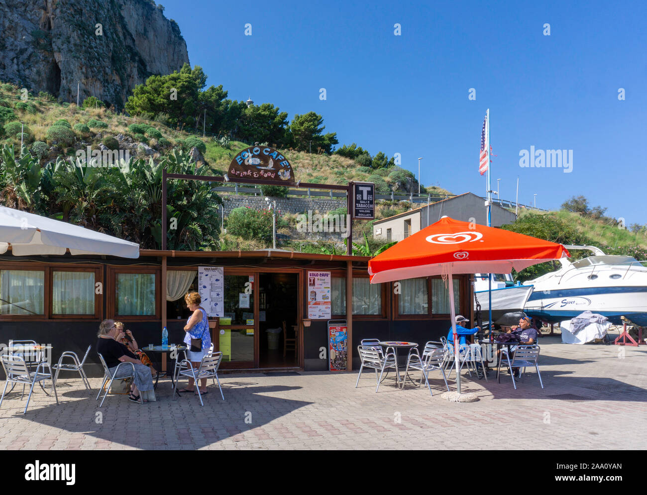 L'Eolo Cafe bar restaurant près de l'embarcation de plaisance/port à Cefalú, Sicile. Banque D'Images