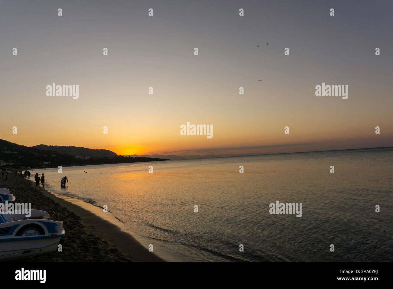 Crépuscule sur la plage Cefalú, Sicile, Italie. Banque D'Images