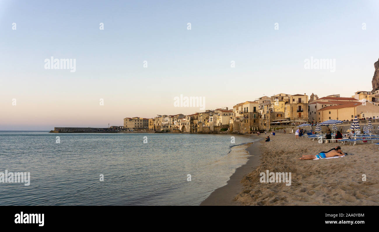La plage principale de Cefalú, Sicile, Italie menant à la vieille ville. Banque D'Images