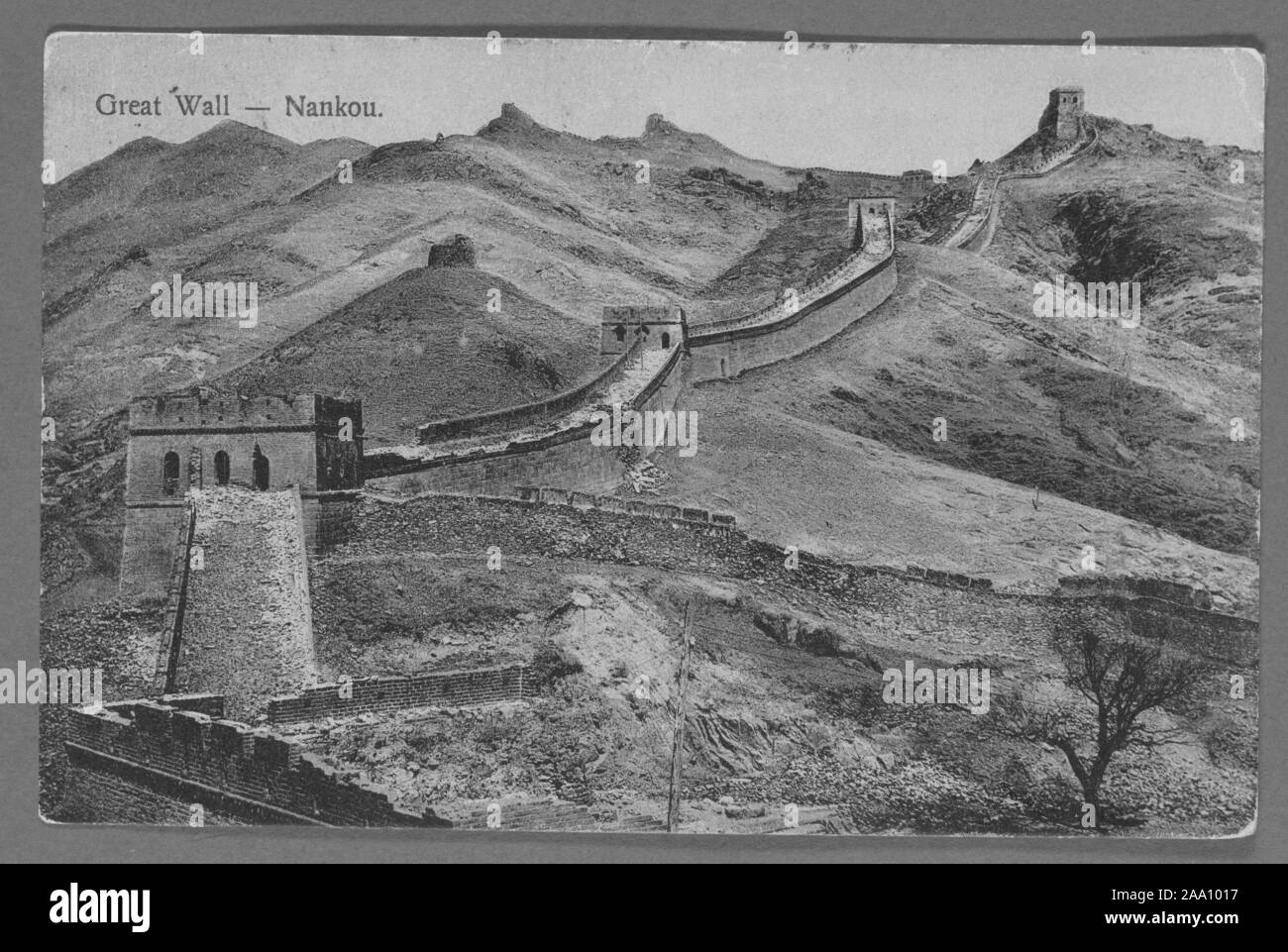 Carte postale gravé de la vue du paysage de la Grande Muraille et ses tours de guet dans une zone montagneuse à Nankou, Chine, 1913. À partir de la Bibliothèque publique de New York. () Banque D'Images