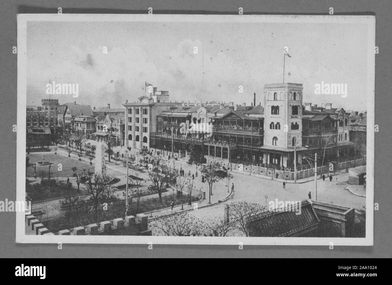 Carte postale gravé de la ville vue d'Astor House Hotel à Tientsin, Chine, publié par Fretz Brothers Ltd, 1865. À partir de la Bibliothèque publique de New York. () Banque D'Images