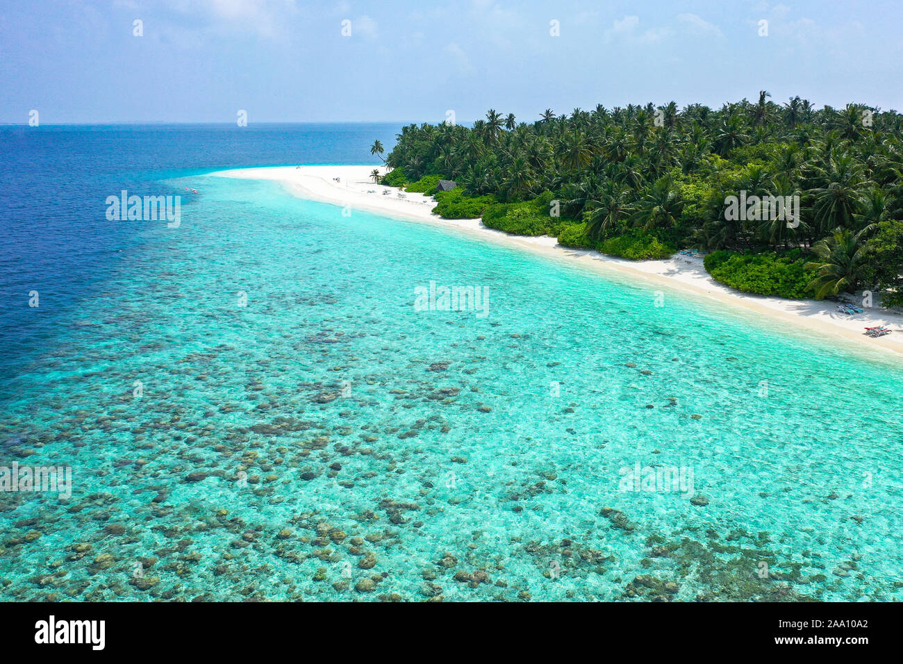 Vue aérienne avec vrombissement d'une île exotique tropical paradise avec une eau cristalline turquoise et plage de sable blanc pur Banque D'Images
